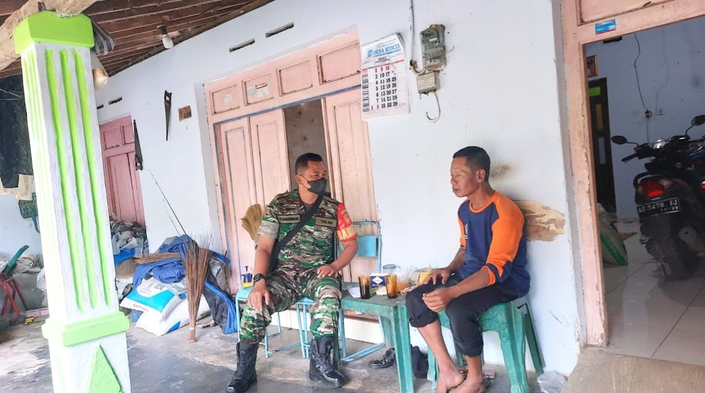 Antisipasi Musim Penghujan Babinsa Ceper Himbau Jaga Kebersihan