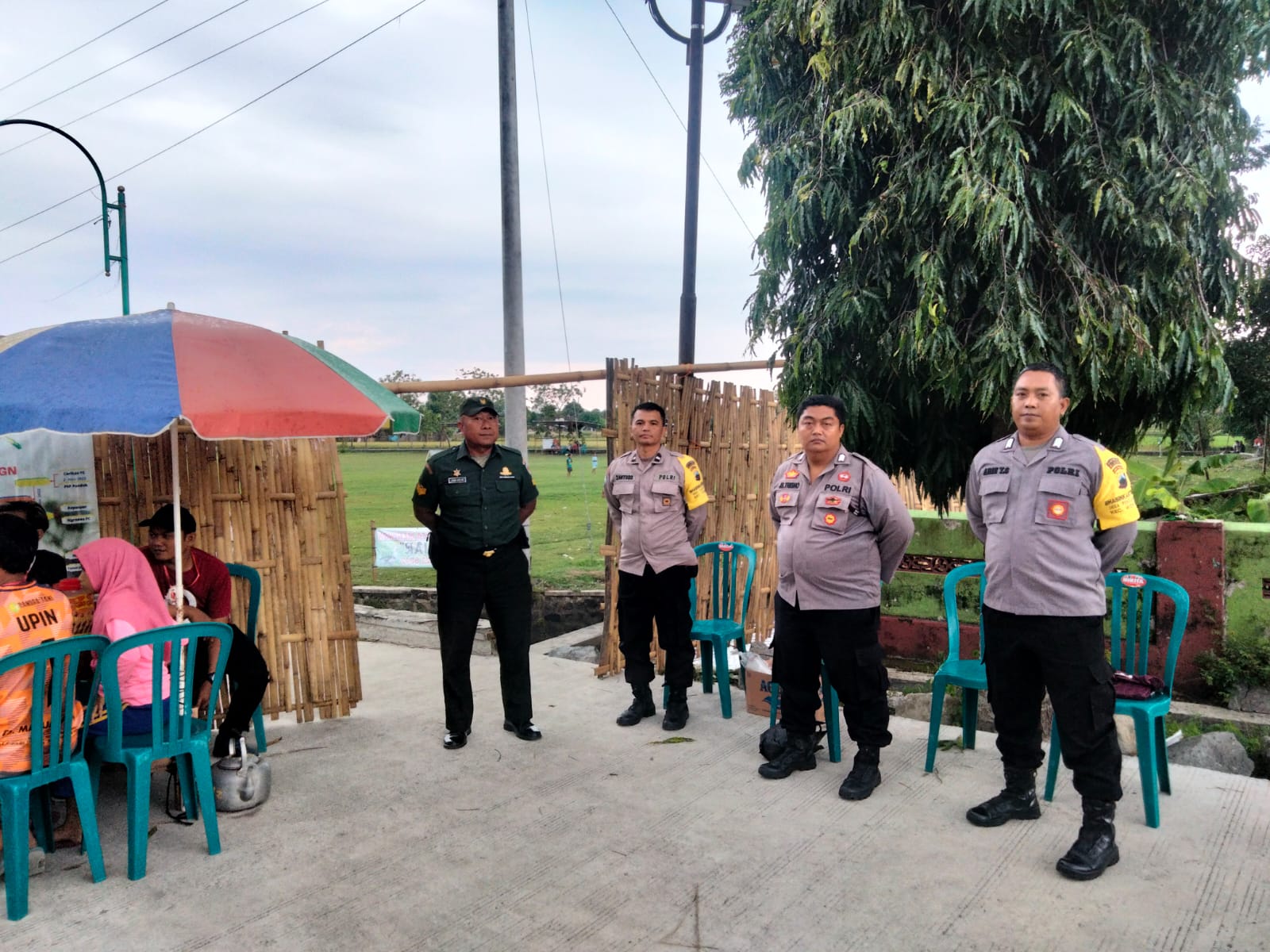 Babinsa Wonosari Bersama Bhabinkamtibmas Amankan Turnamen Sepak Bola Desa Binaan