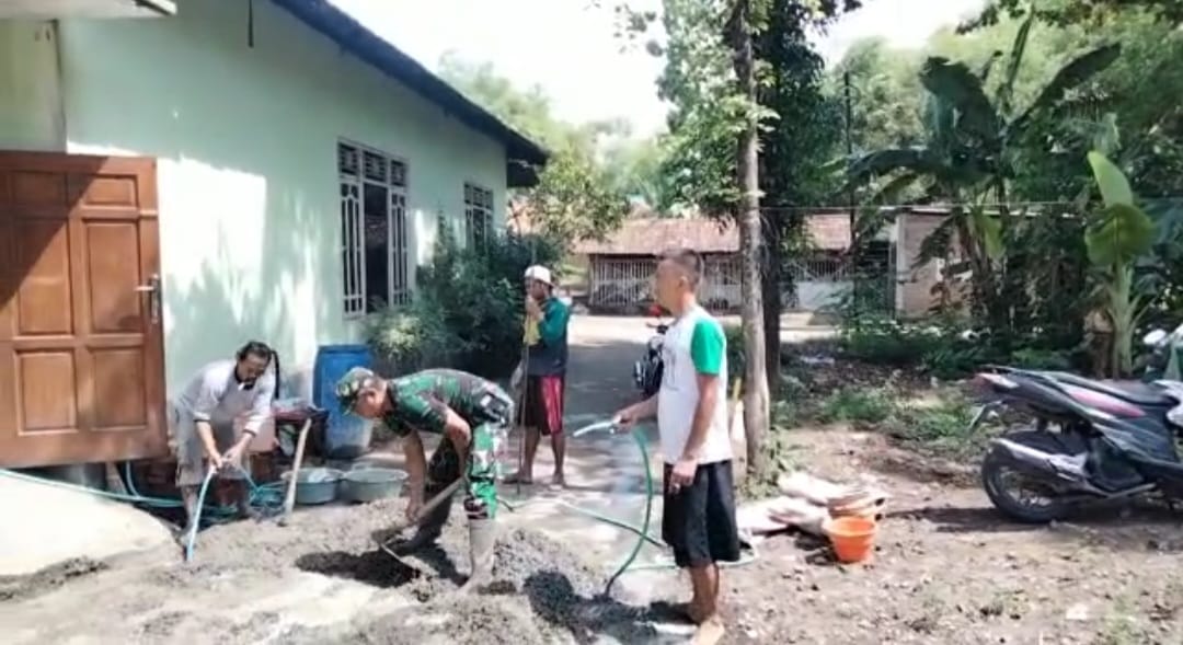 Bantu Kesulitan Warga Babinsa Ceper Cor Lantai Rumah Warga
