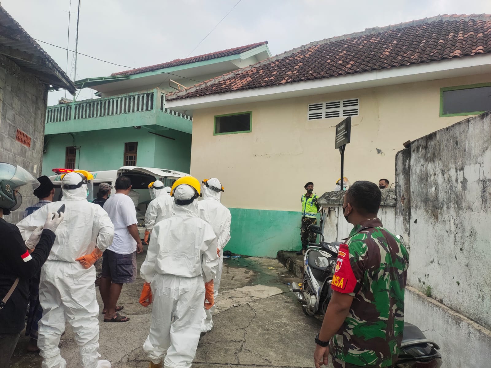 Babinsa Ceper Monitoring Dan Pengamanan Pemakaman Jenazah Covid 19
