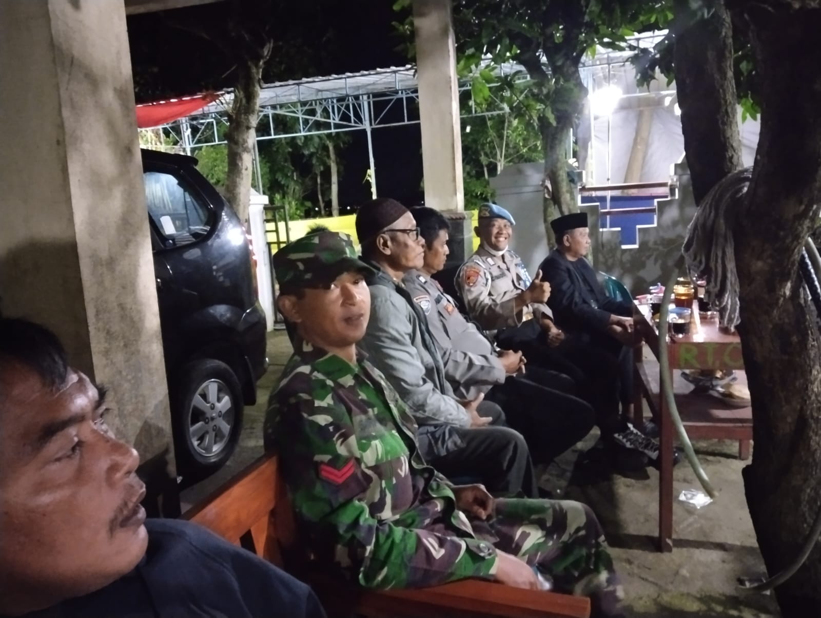 Anggota Koramil Ceper Bersama Anggota Polsek Ceper Amankan Pernikahan Warga