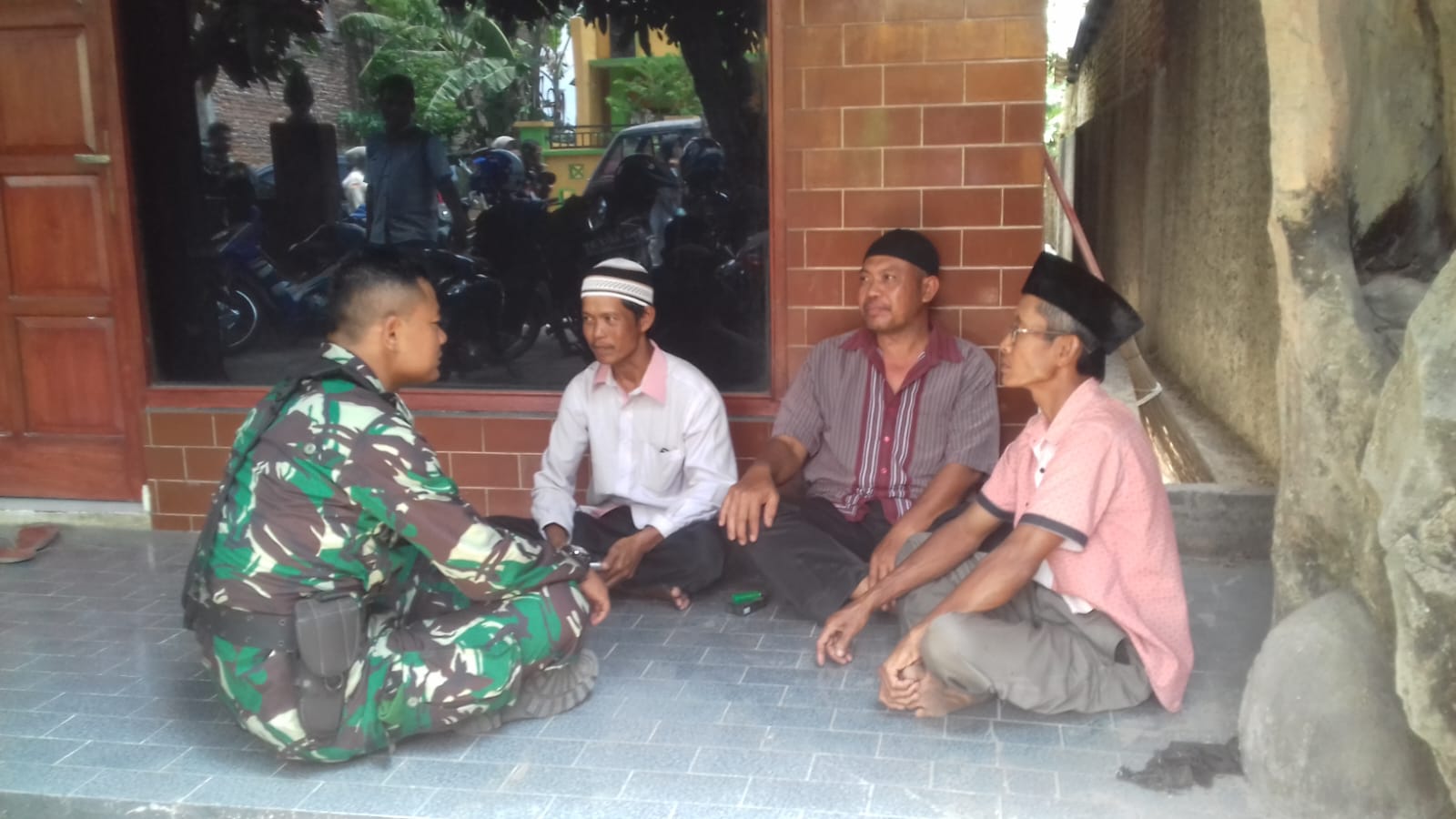 Tangkal Paham Radikalisme Babinsa Ceper Komsos Bersama Tokoh Agama