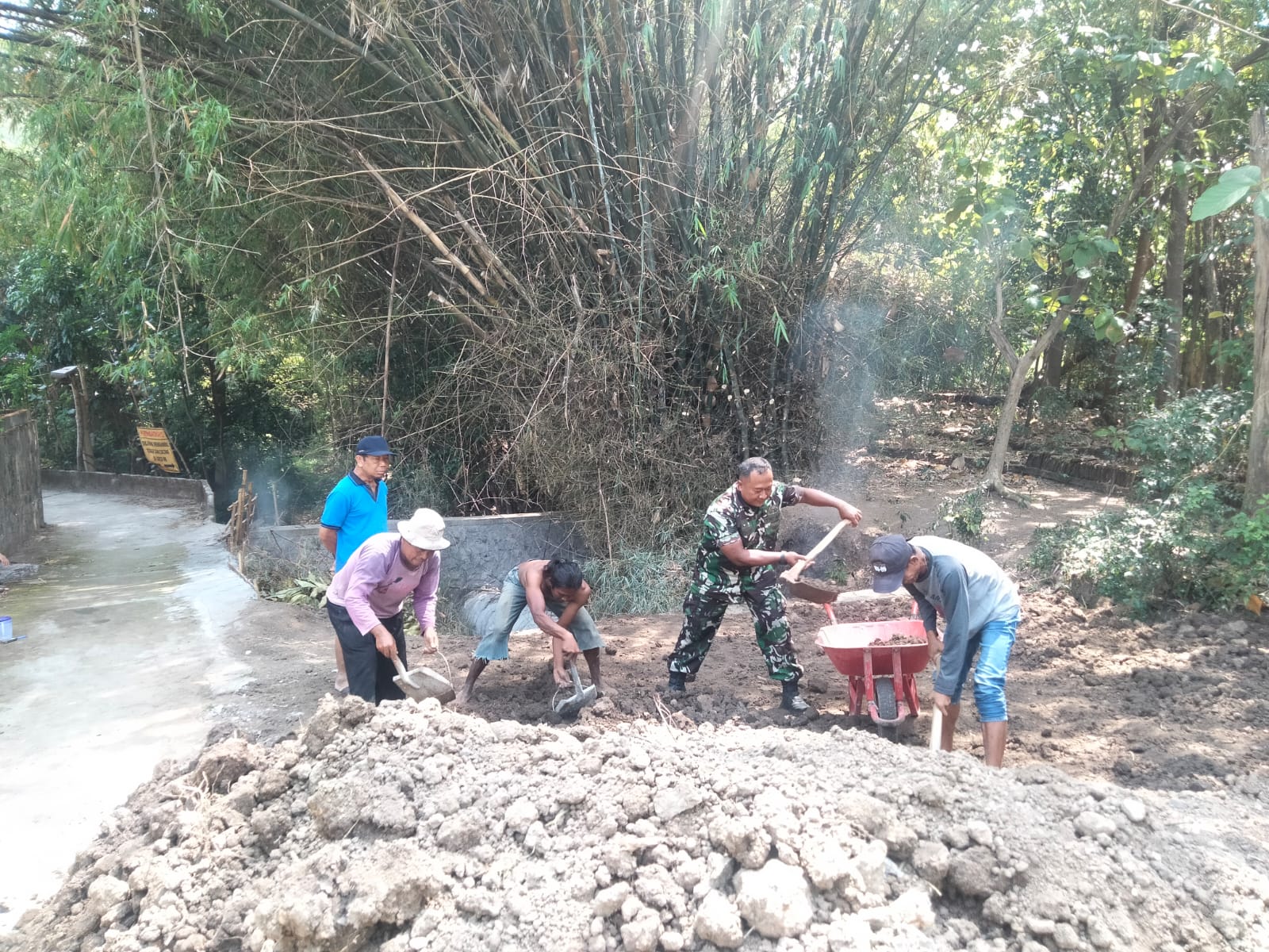 Wujudkan Kemanunggalan TNI dan Rakyat, Babinsa Wonosari Gotong Royong Bersama Warga Binaan