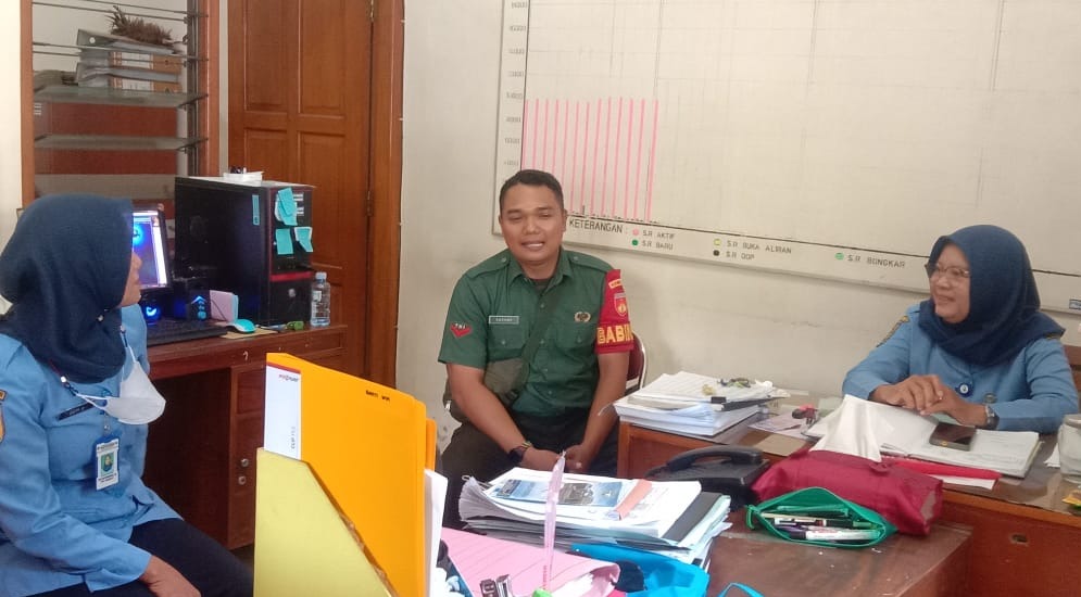 Datangi Pegawai PDAM Babinsa Ceper Bahas Penyaluran Air Minum