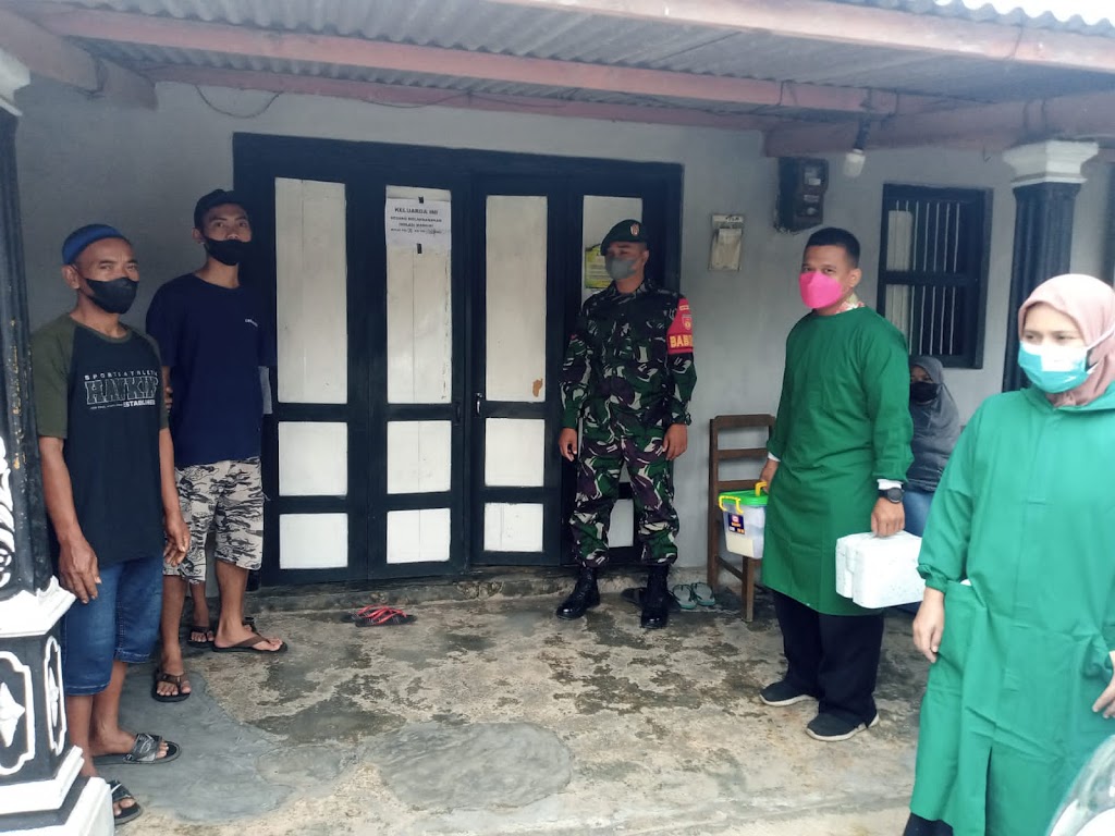 Tes PCR Warga Binaan, Babinsa Ceper Dampingi Tim Medis Puskesmas Jambukulon