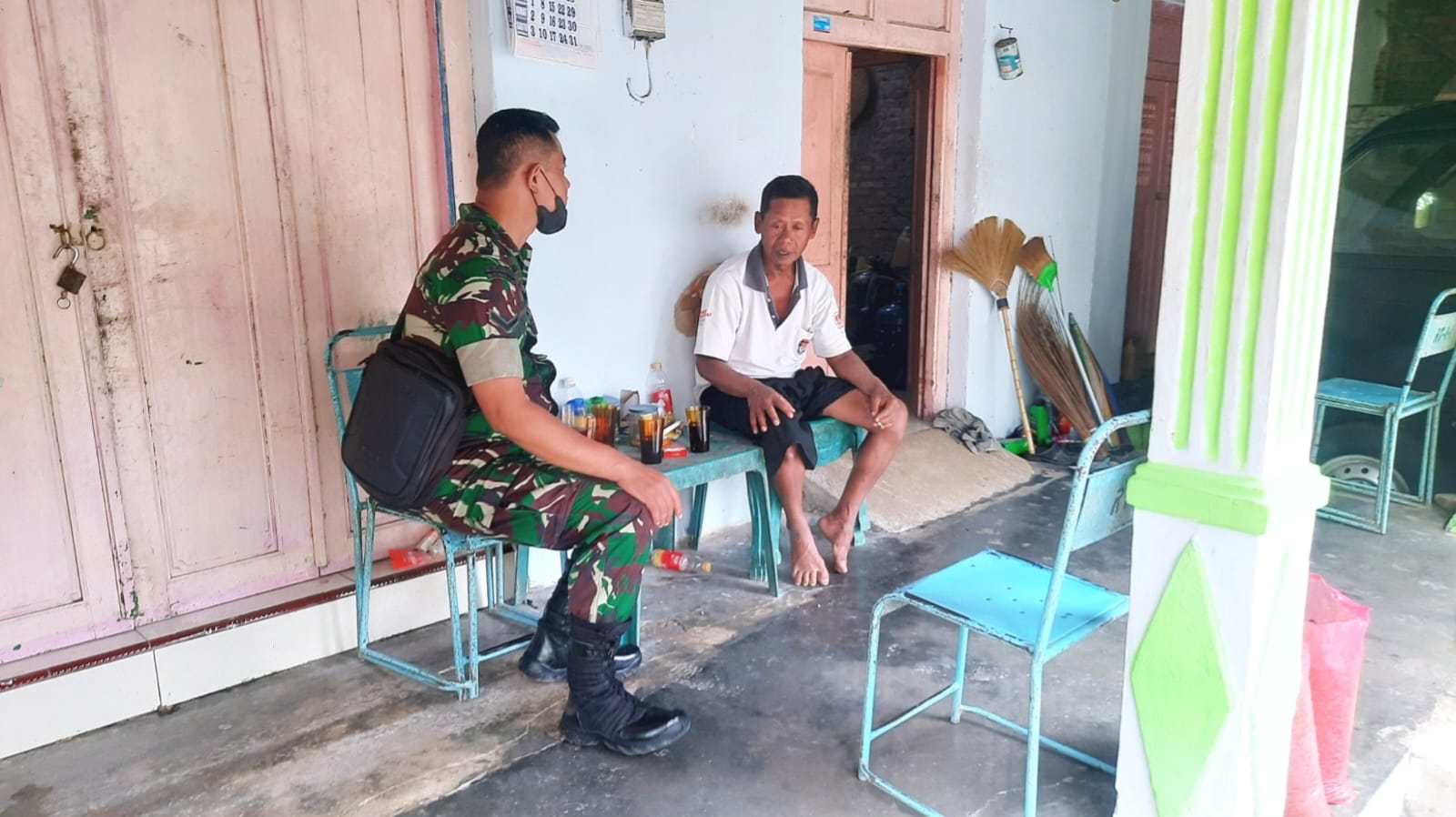 Antisipasi Musim Hujan, Babinsa Ceper Ajak Jaga Kebersihan