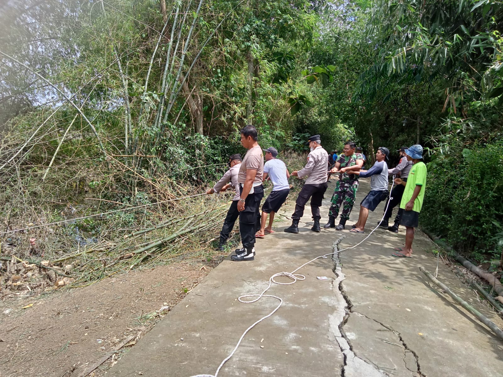 Babinsa Cawas Gotong Royong Bersihkan Rumpun Bambu Di Sungai