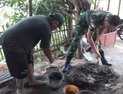 Babinsa Ceper Bantu Warga Renovasi Rumah Binaannya