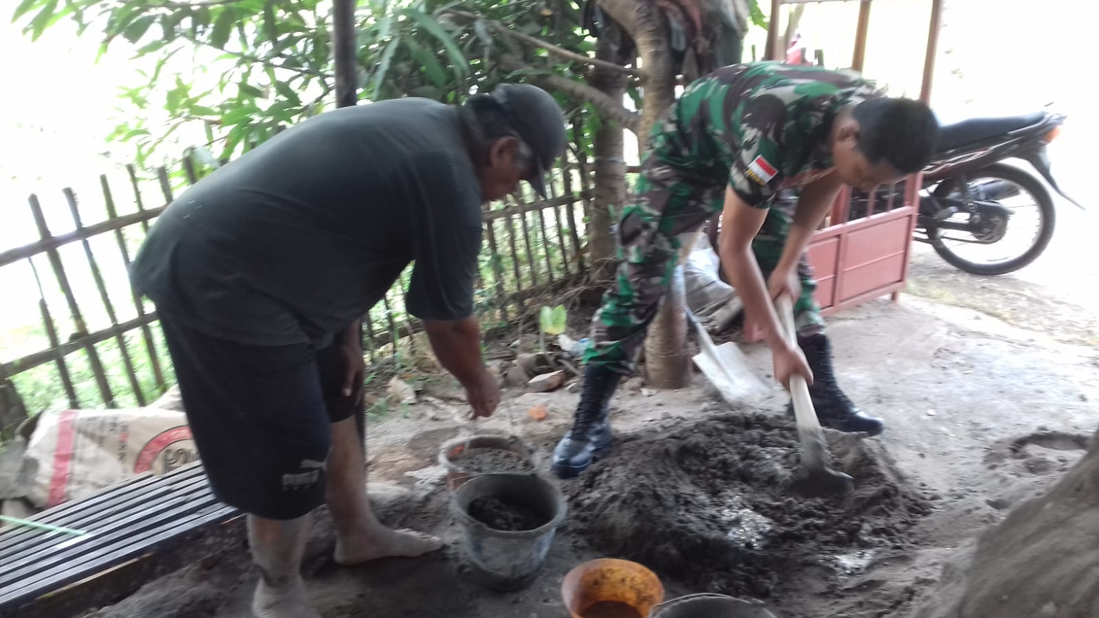 Babinsa Ceper Bantu Warga Renovasi Rumah Binaannya