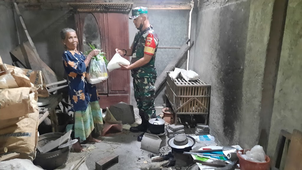 Babinsa Ceper Masuk Dapur Pastikan Warga Tidak Kurang Pangan