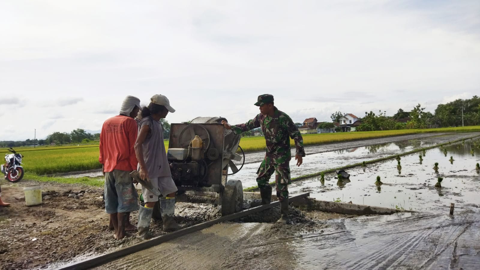 Gotong Royongnya Babinsa Juwiring Bantu Betonisasi Jalan