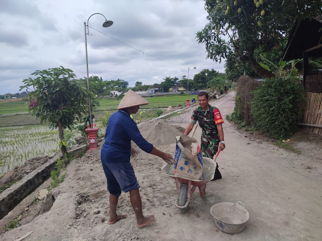 Babinsa Ceper Bersama Warga Gotong Royong Bangun Talud Irigasi