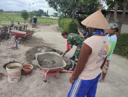 Babinsa Ceper Bersama Warga Gotong Royong Bangun Talud Irigasi