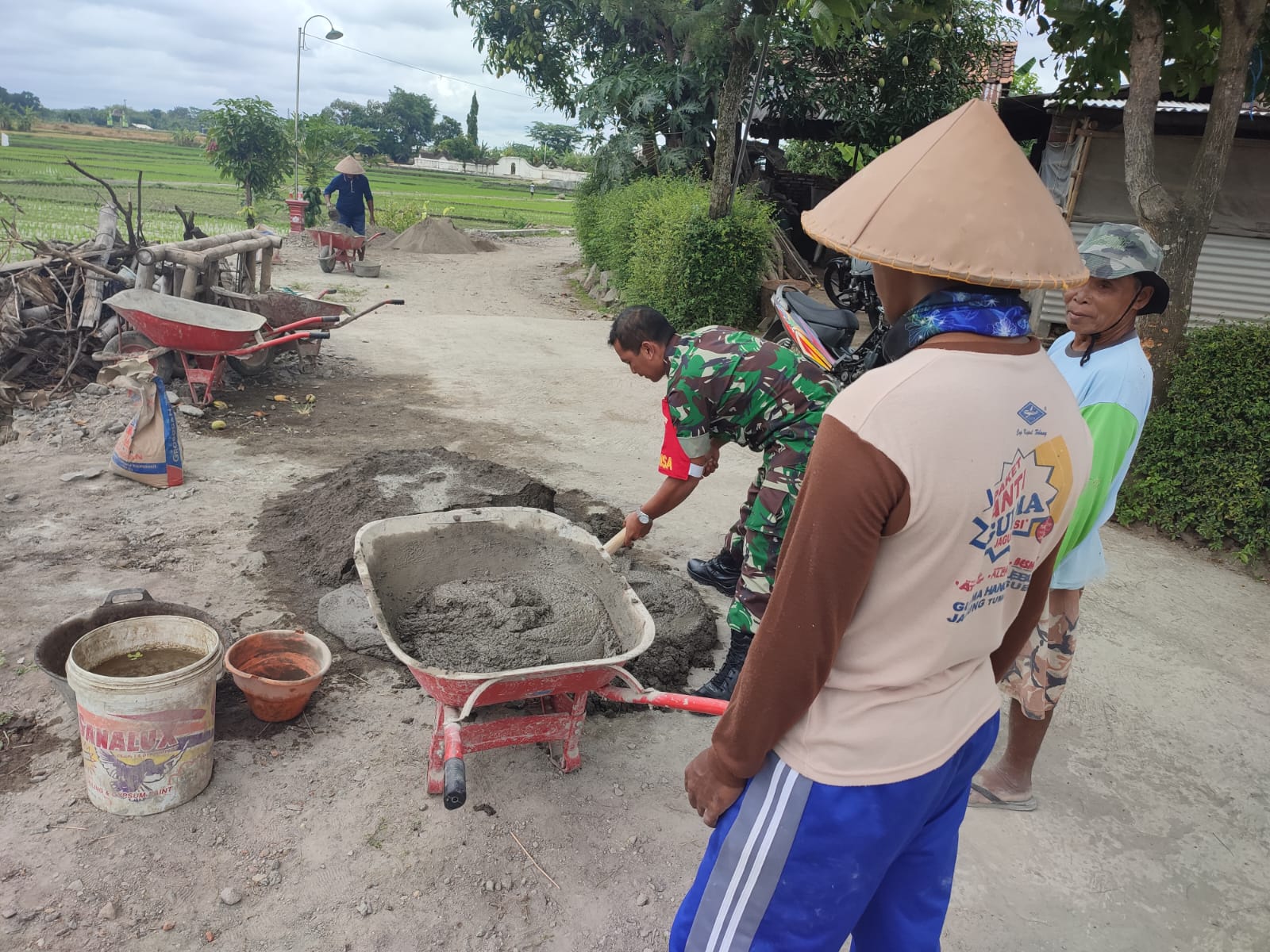 Babinsa Ceper Bersama Warga Gotong Royong Bangun Talud Irigasi