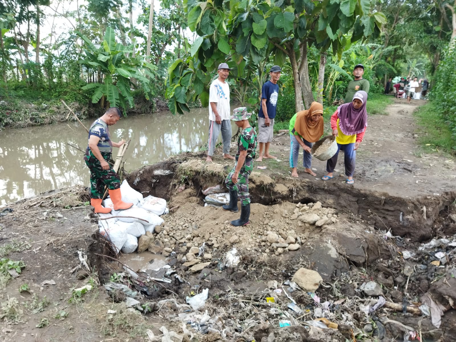 Babinsa Cawas Perbaiki Tanggul Sungai Kaliapur Bersama Warga