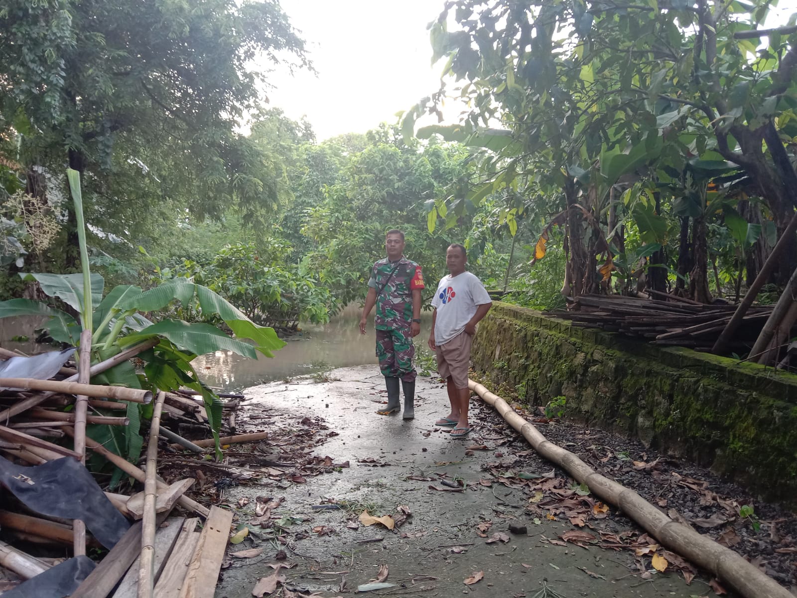 Langkah Antisipasi Banjir Babinsa Wonosari Cek Debit Air Sungai