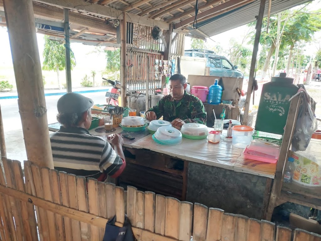 Pererat Keakraban, Babinsa Wonosari Datangi Warung Kopi Warga Binaan