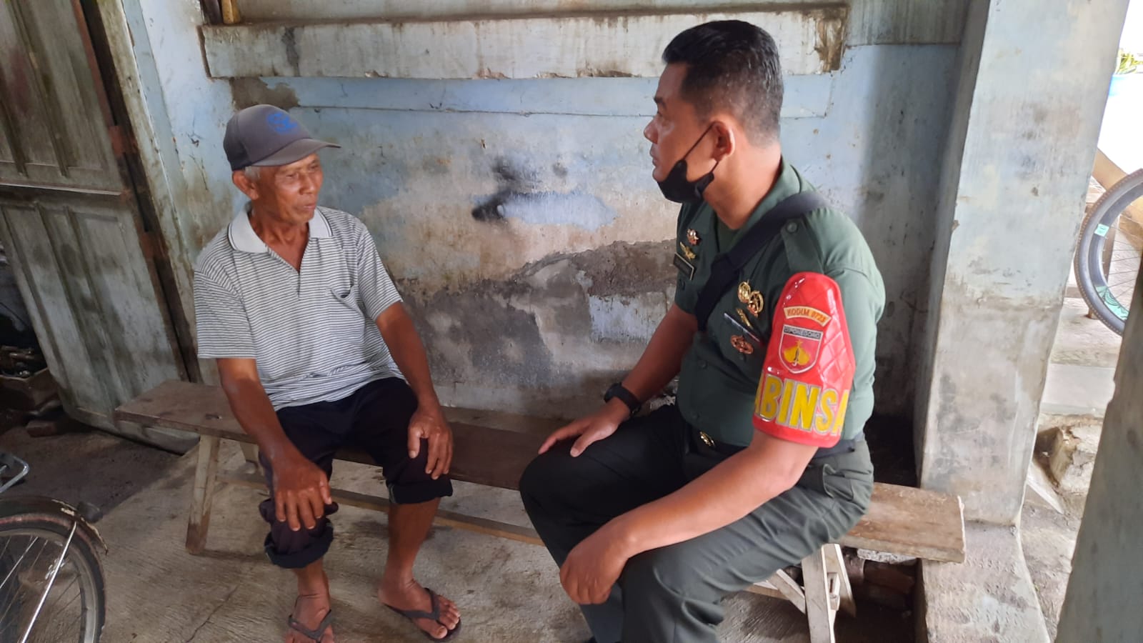 Cegah DBD, Babinsa Ceper Imbau Warga Bersihkan Lingkungan