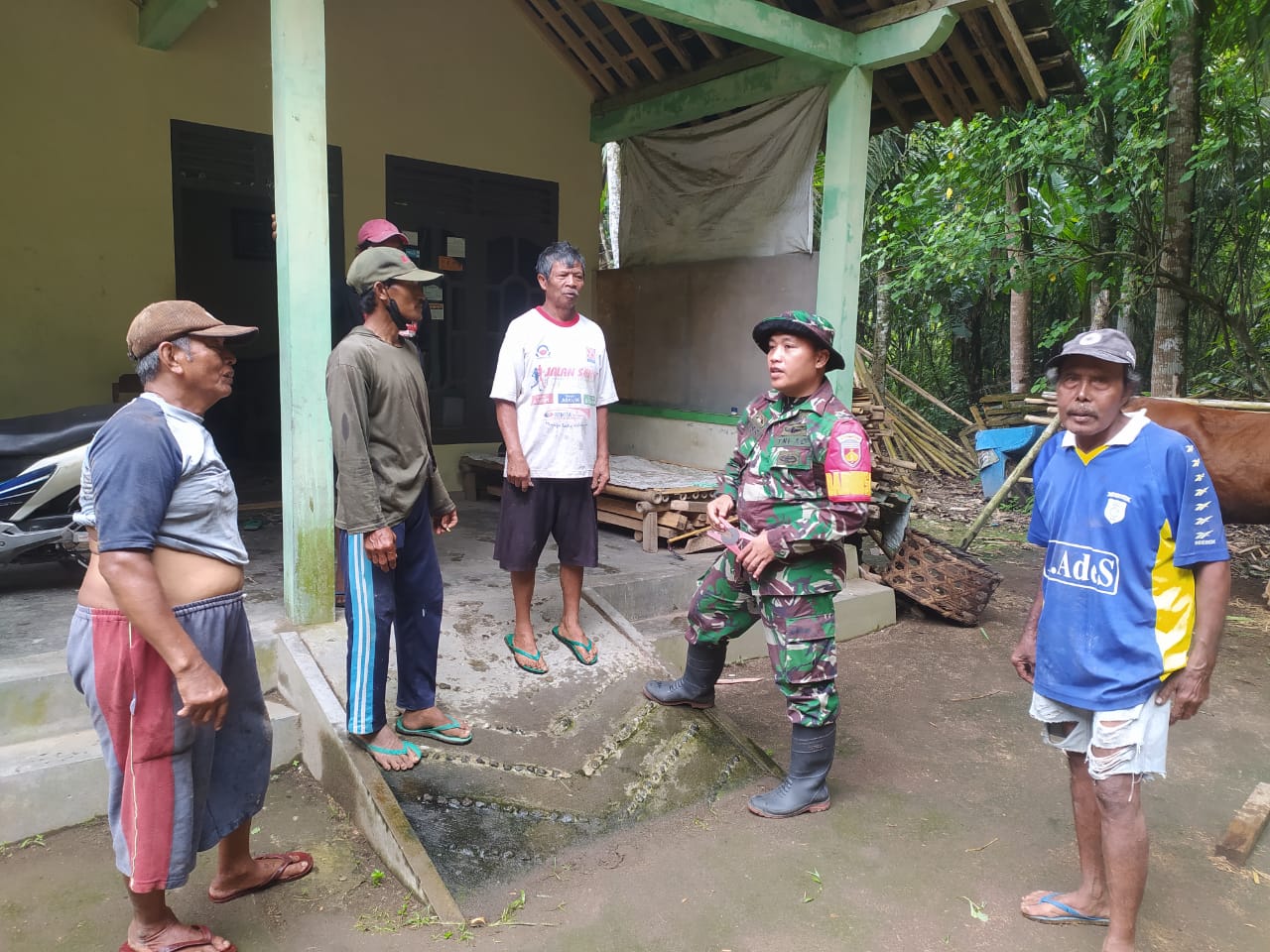 Babinsa Karangnongko Sosialisasikan Cegah PMK