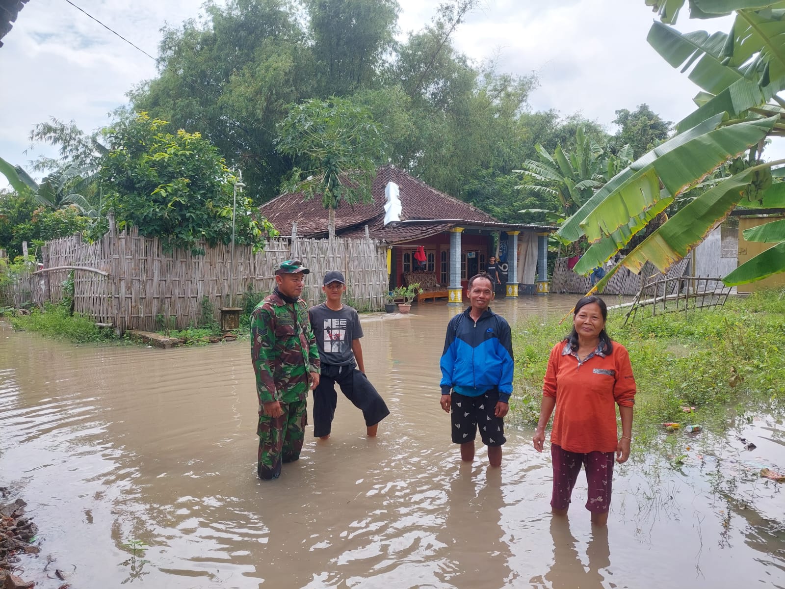 Intensitas Hujan Cukup Tinggi Babinsa Wonosari Cek Banjir