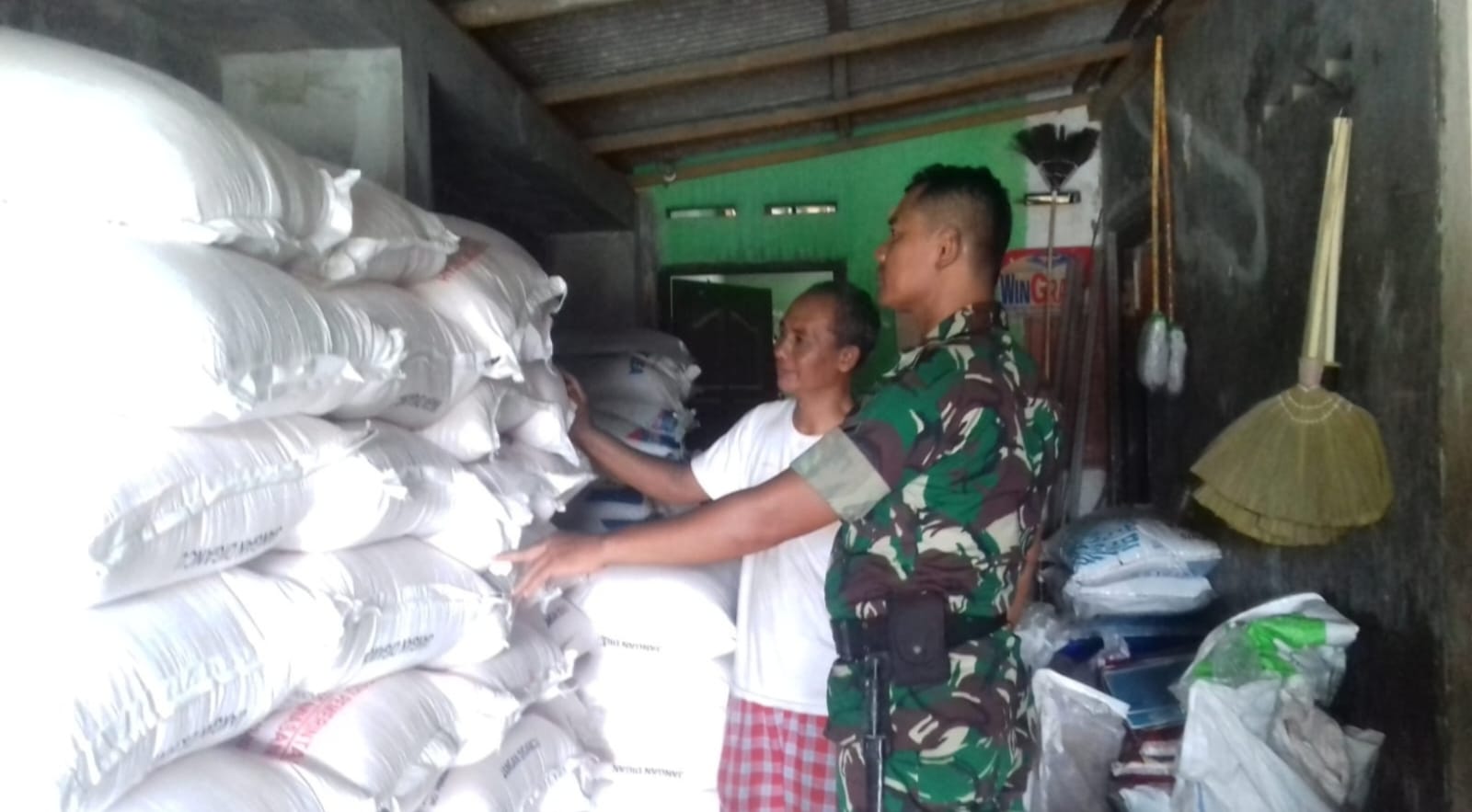 Babinsa Ceper Cek Stok Pupuk Bersubsidi