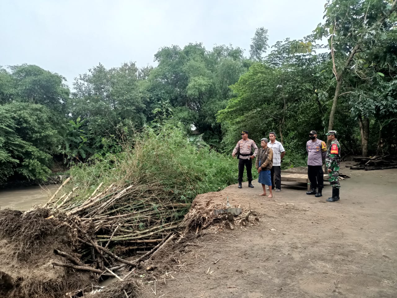 Babinsa Karangtalun Pantau Bongkahan Rumpun Bambu Longsor Ke Sungai