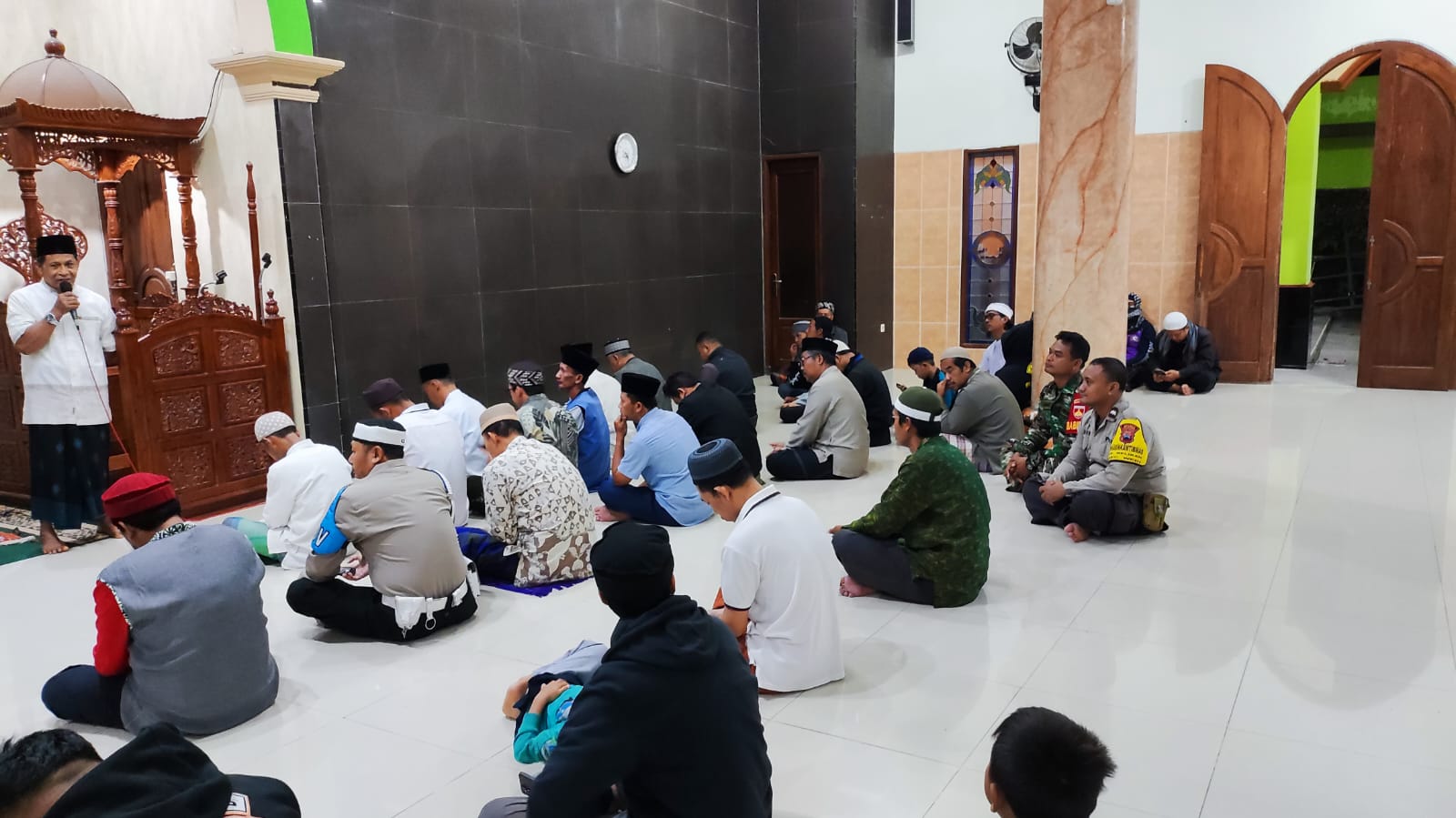 Babinsa Wedi Jalin Silaturahmi Dengan Safari Sholat Subuh