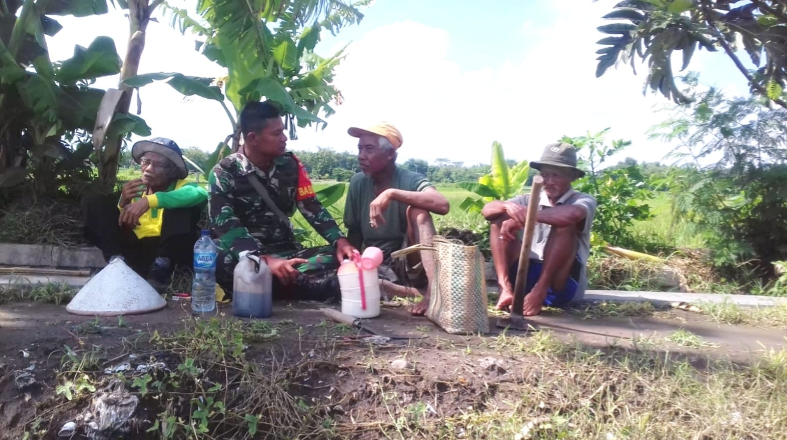 Babinsa Ceper Datangi Petani Himbau Pengolahan Lahan Pertanian