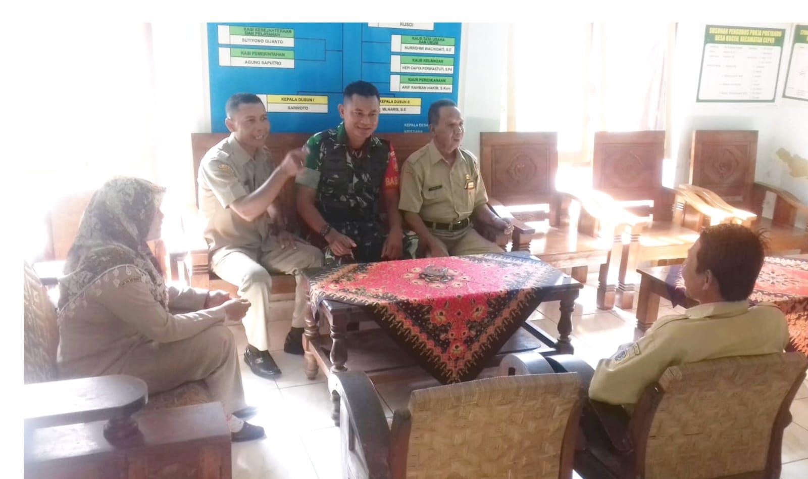 Keakraban Babinsa Ceper bersama Perangkat Desa Kuncen