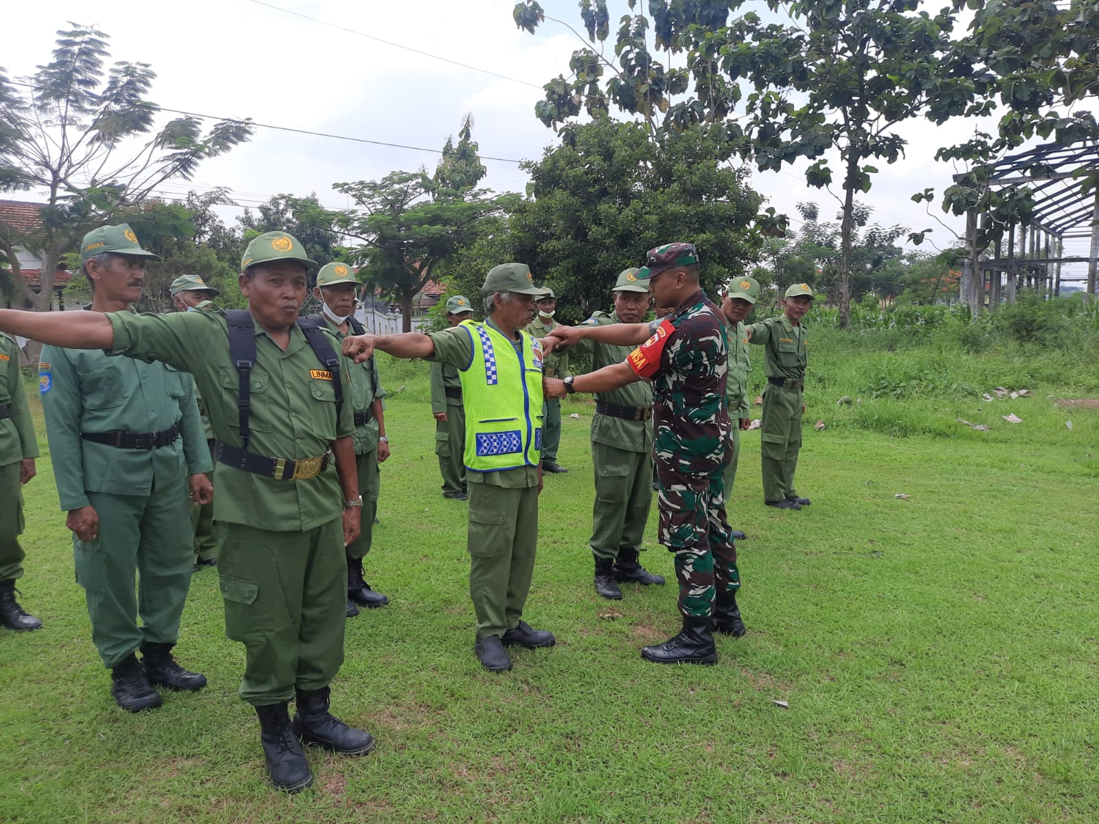 Bentuk Sikap Disiplin, Babinsa Ceper Latih PBB Linmas Desa Kurung