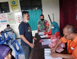 Pastikan Warganya Merasa Aman Babinsa Koramil Ceper Dampingi Pembagian BLT DD