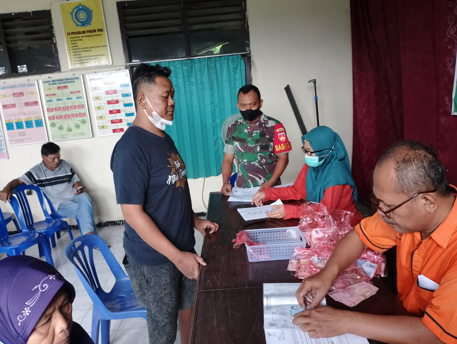 Pastikan Warganya Merasa Aman Babinsa Koramil Ceper Dampingi Pembagian BLT DD