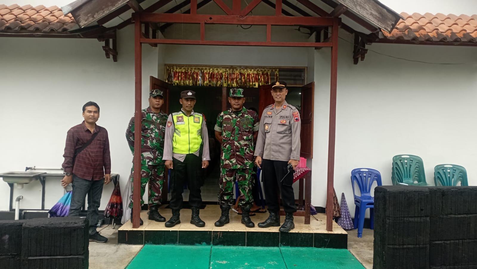 Bati Tuud Koramil Manisrenggo Beserta Babinsa Dan Bhabinkamtibmas Amankan Perayaan Ibadah Natal Di Gereja Binaan