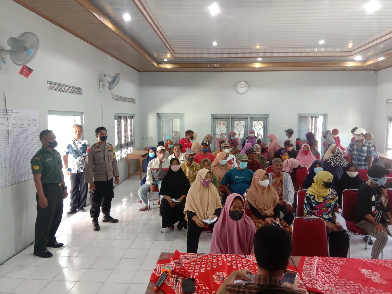 Penyaluran Bansos Desa Bawak Di Kawal Babinsa Cawas dan Bhabinkamtibmas