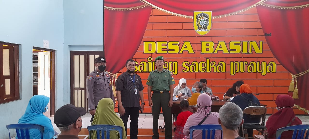 Babinsa Kebonarum Bersama Bhabinkamtibmas Dampingi Penyaluran Bansos Pemerintah