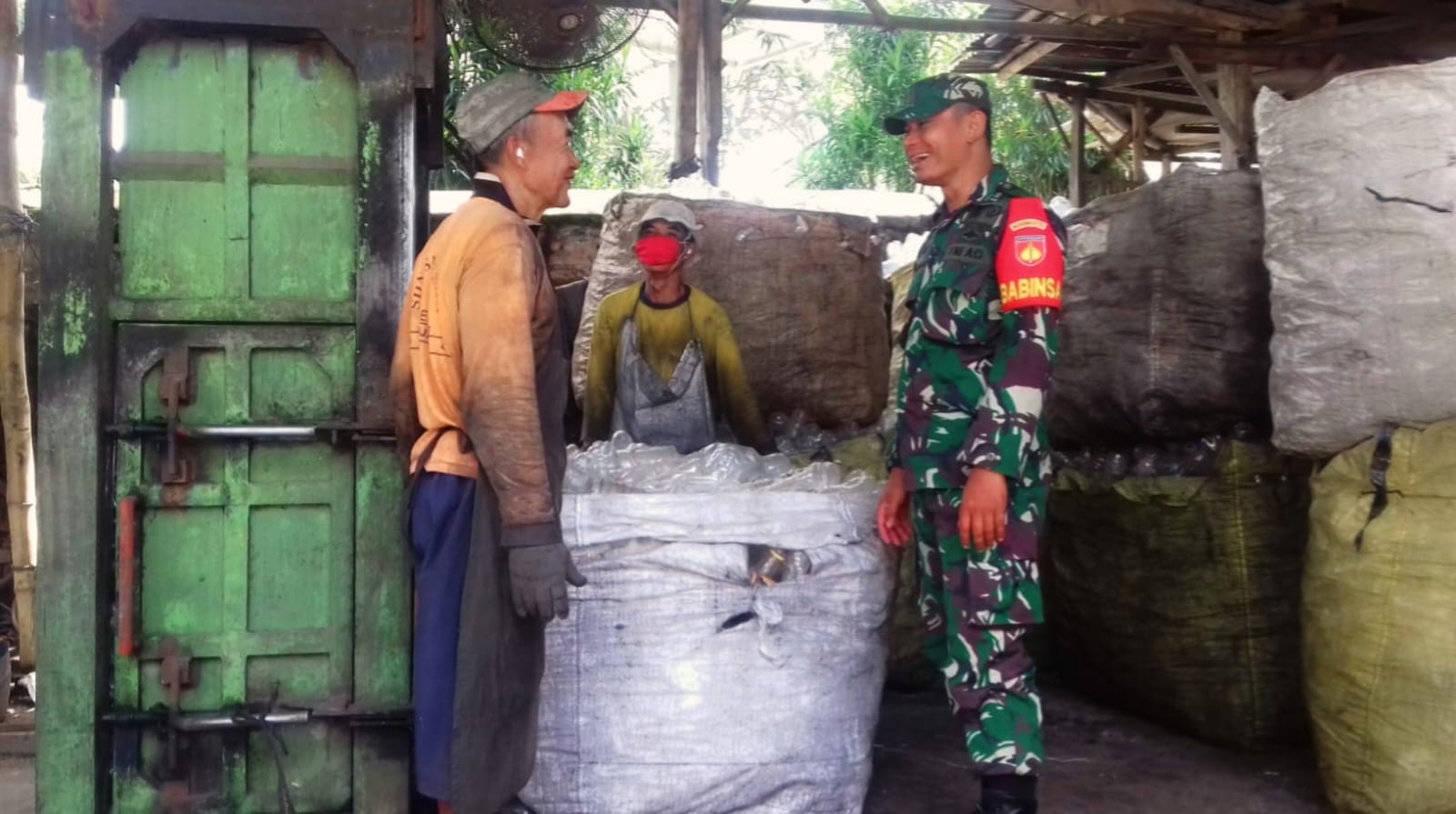 Himbauan Babinsa Ceper Pada Pengepul Rosok