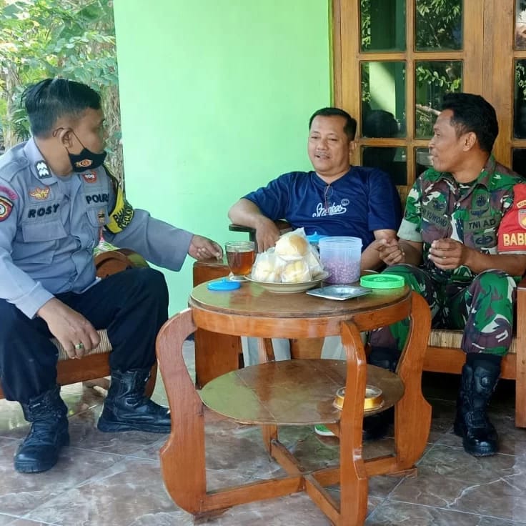 Eratkan Silaturahmi Babinsa Karangdowo Bersama Bhabinkamtibmas Datangi Tokoh Masyarakat