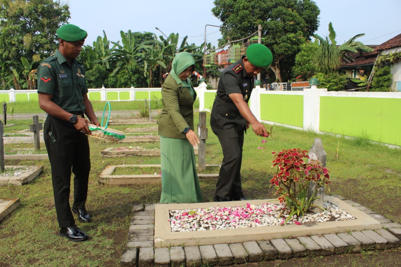 Ziarah Makam Pahlawan Peringati Hari Juang TNI AD