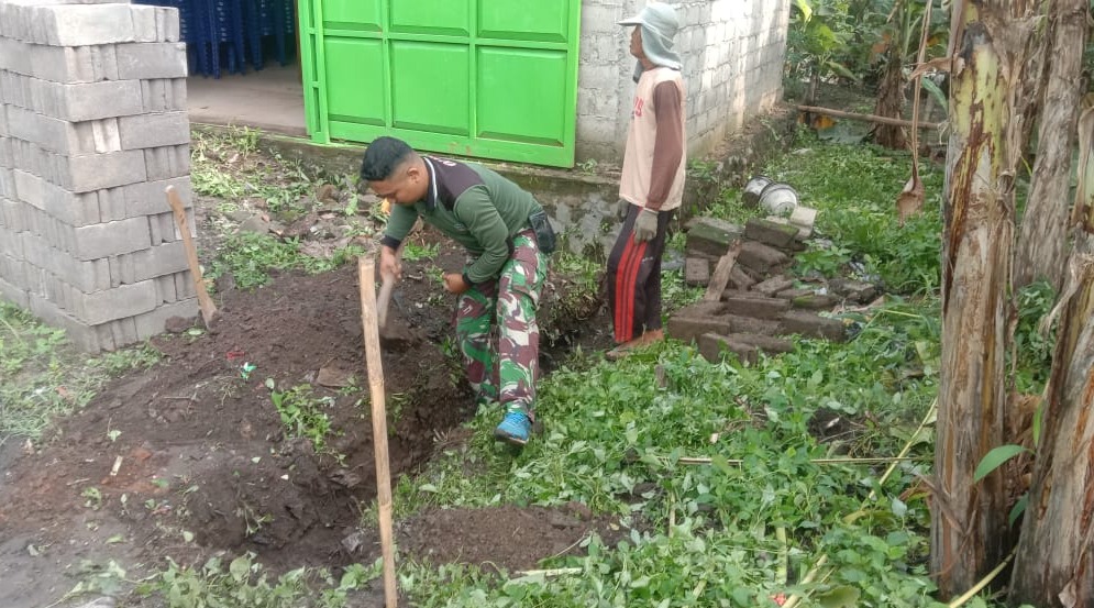 Babinsa Ceper Gotong Royong Bersama Warga Binaan
