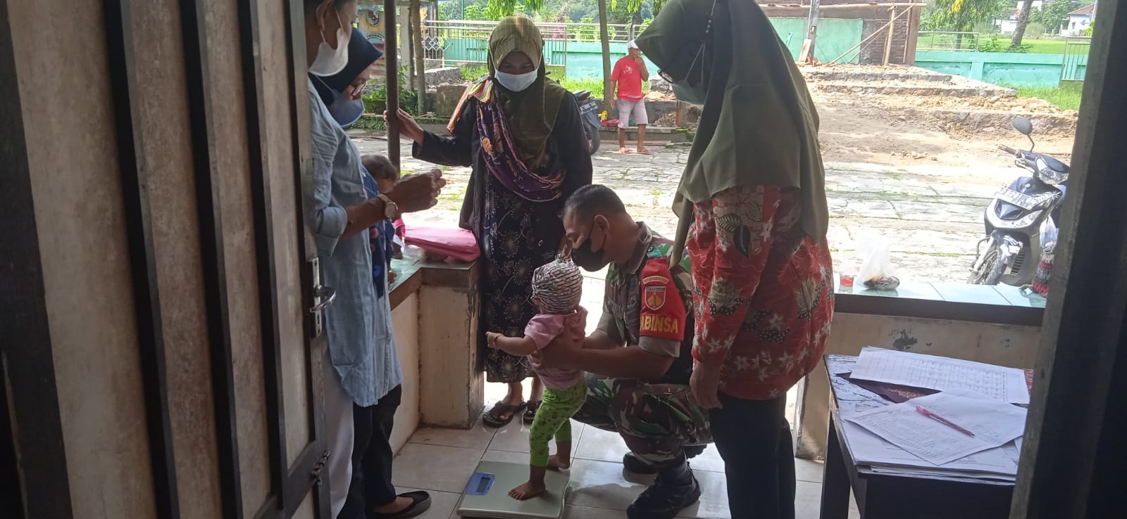 Wujudkan Balita Sehat Babinsa Wonosari Dampingi Imunisasi Balita