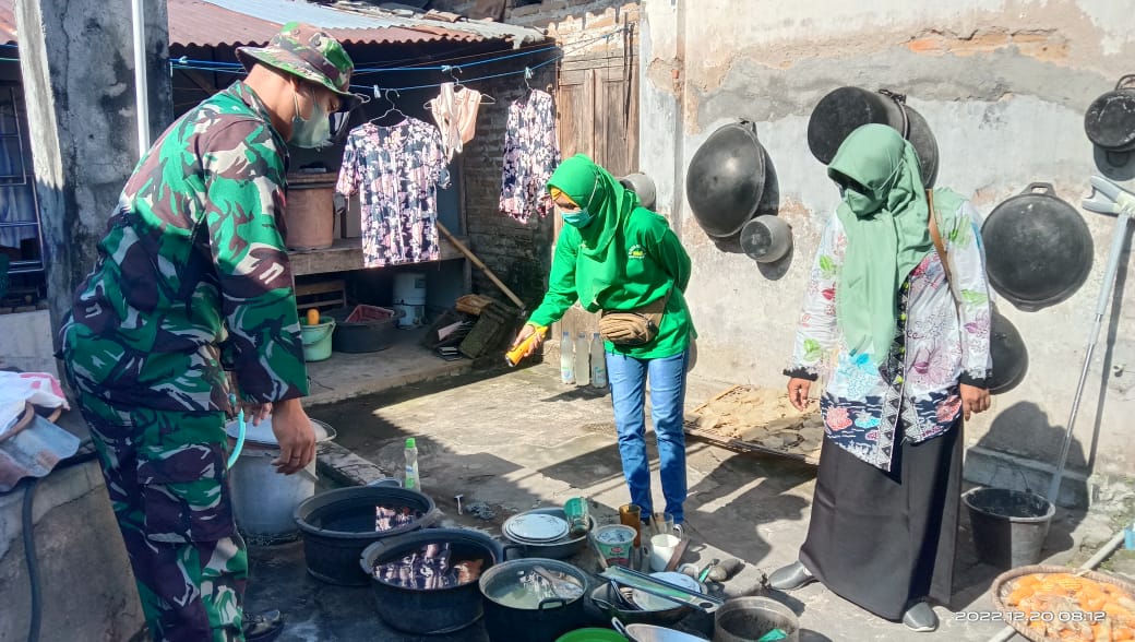 Cegah Demam Berdarah, Babinsa Ceper Dampingi Tim Jumantik Cek Jentik Nyamuk