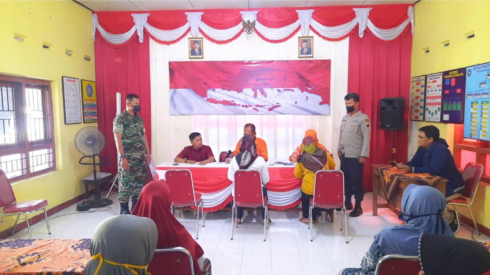 Babinsa Ceper Pantau Langsung Pembagian BLT