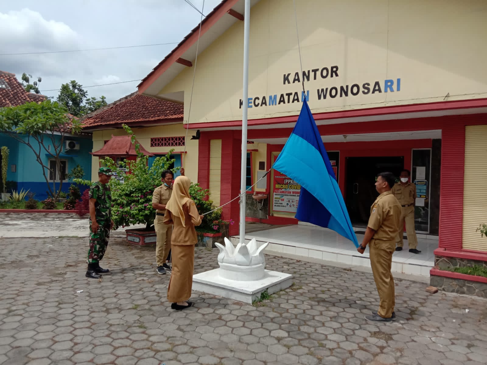 Babinsa Wonosari Latih Perangkat Desa Tata Upacara Bendera