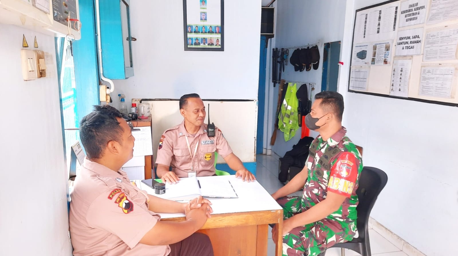 Himbauan Babinsa Koramil 23/Ceper Saat Sambangi Sekuriti