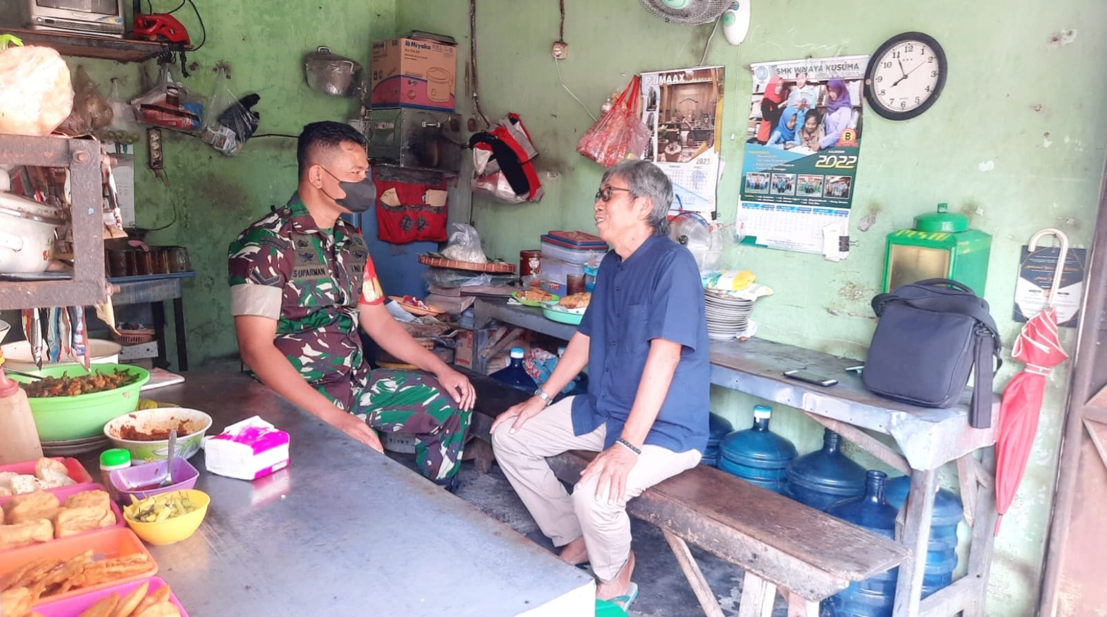 Sambangi Warung Kopi Babinsa Ceper Himbau Paham Radikalisme