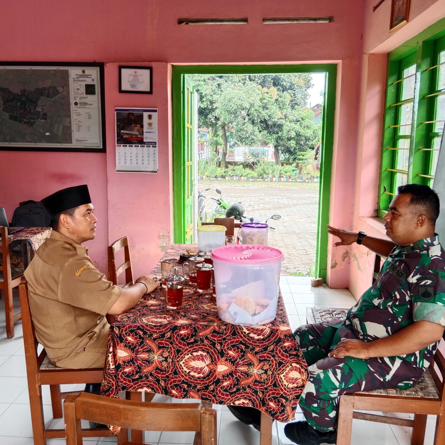 Jalin Sinergitas, Danramil 23/Ceper Silaturahmi Dengan Kades Meger