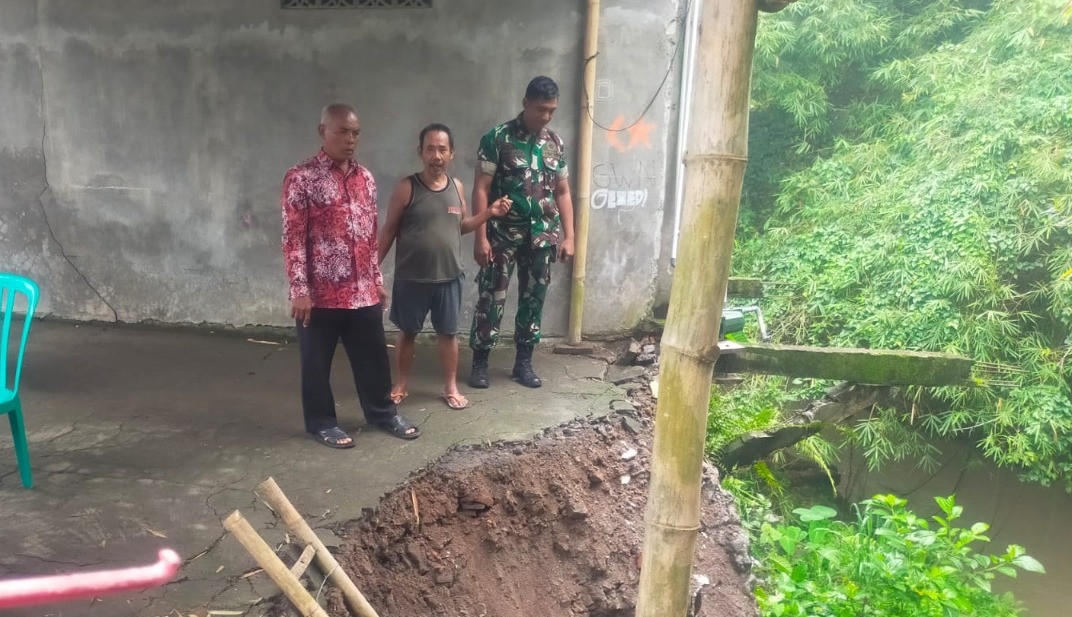Longsor Di Desa Jambukulon Danramil 23/Ceper Bersama Muspika Tinjau Lokasi Longsor