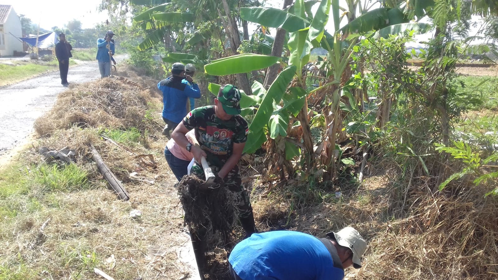 Babinsa Ceper Karya Bakti Bersihkan Saluran Irigasi
