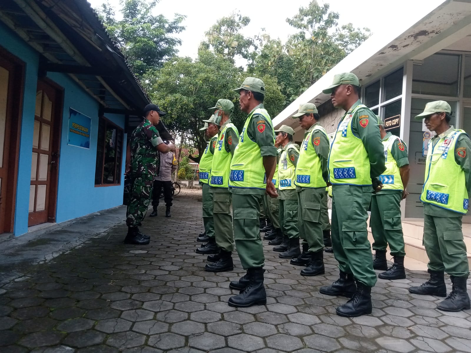 Babinsa Wonosari Bersama Bhabinkamtibmas Bina Linmas Desa Teloyo