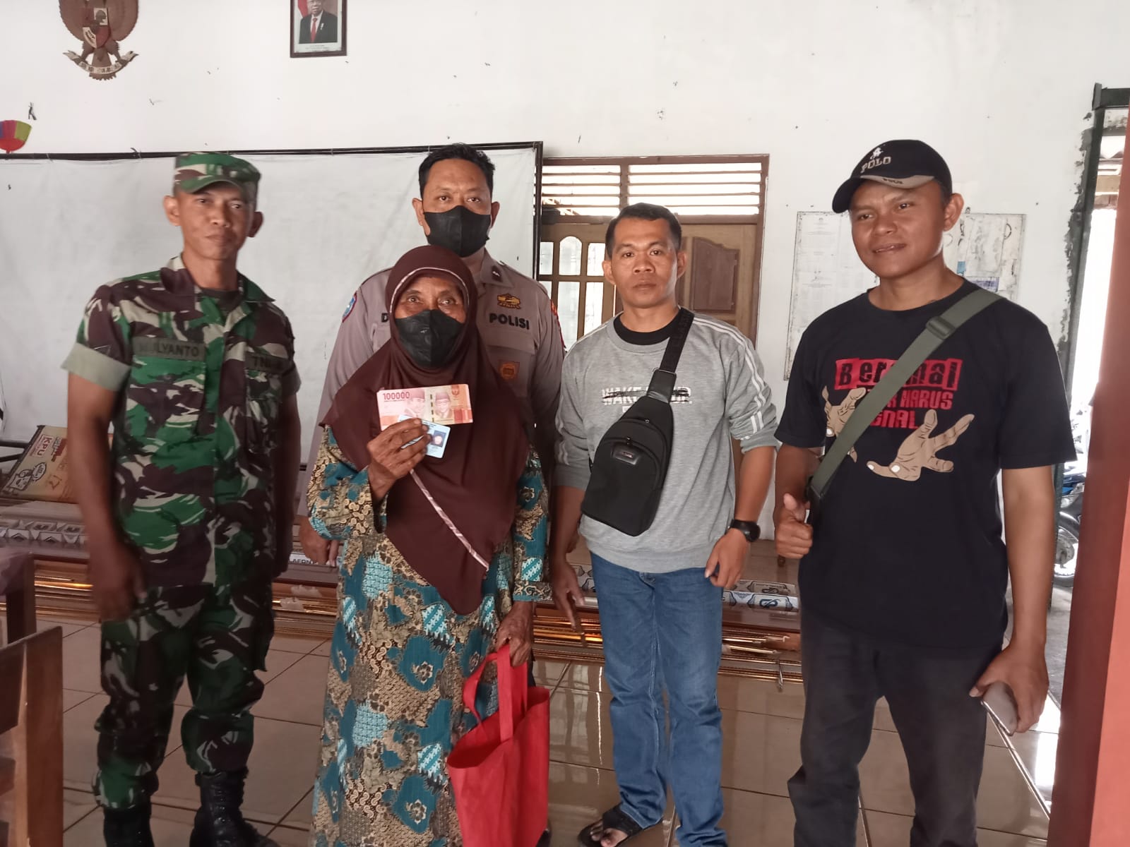 Babinsa Wonosari Monitoring Penyaluran BLT Desa Binaan